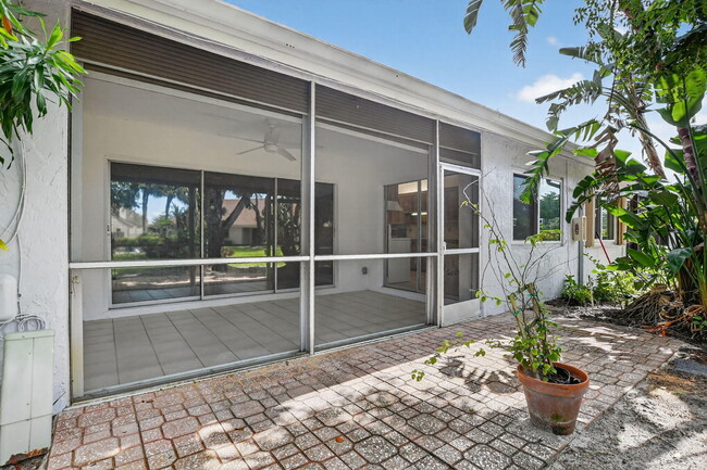 Building Photo - 708 Lago Rd