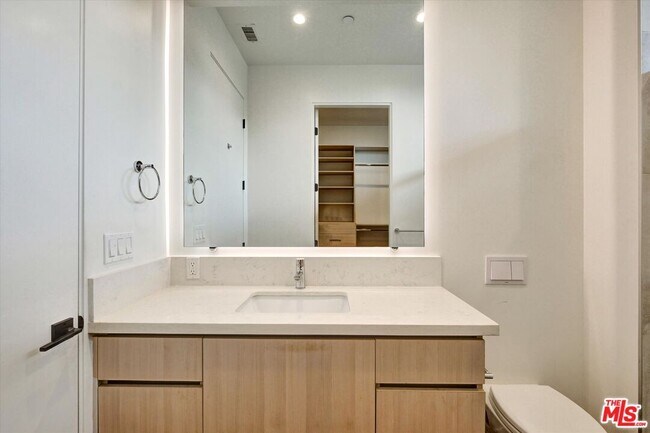 Building Photo - 1249 N Formosa Ave
