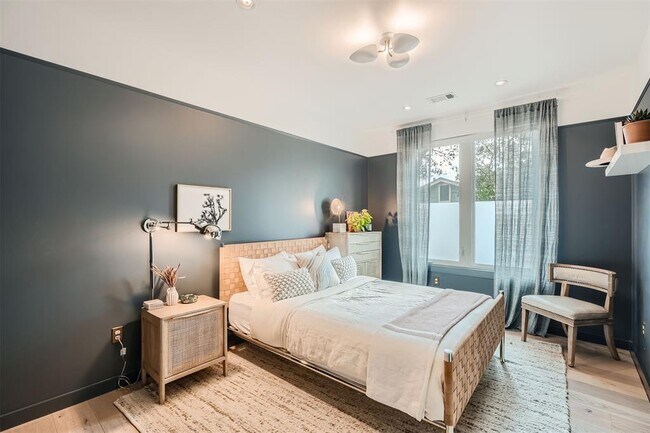 Building Photo - 705 E Monroe St