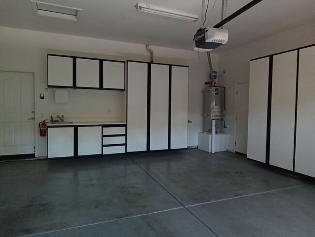 Building Photo - Gated: Single Story Heritage Oaks 3 Bedroom Plus Office/Den 3 Car Garage with lots of built in fo...