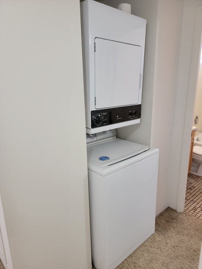Building Photo - Washer. Dryer. Close to public transportat...