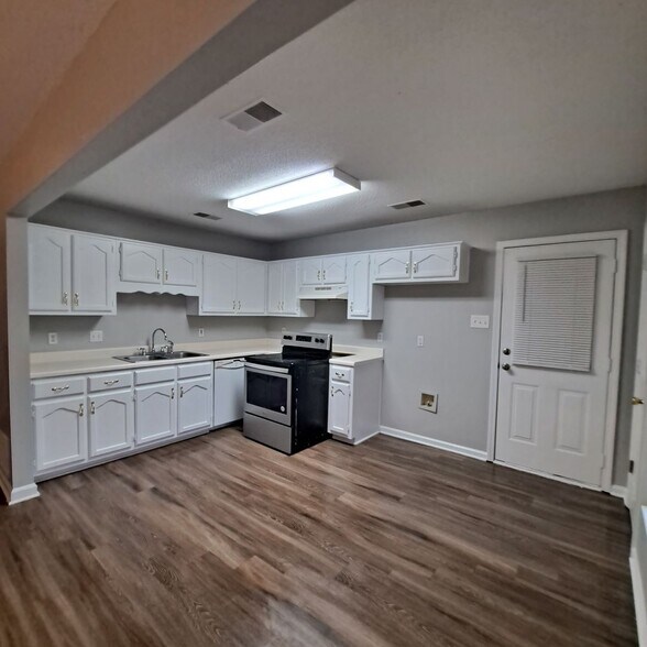 Building Photo - Welcome to this charming 3 bedroom, 2 bath...