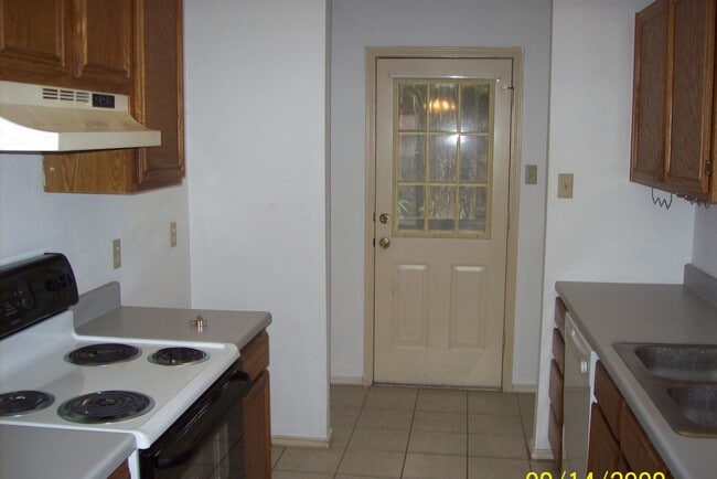 Building Photo - Cozy Midway House