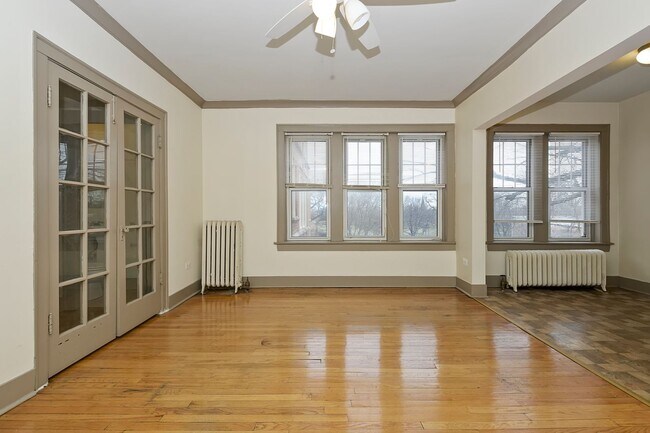 Interior Photo - 11214-18 S Indiana