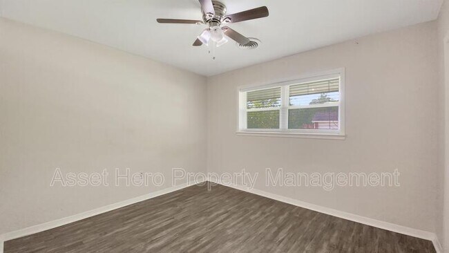 Building Photo - 205 Redmond Dr