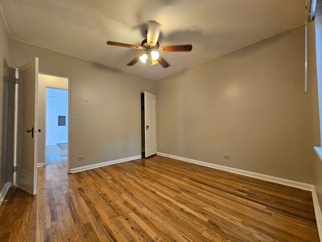 Building Photo - Alamo Placita Adorable 3 Bed 2 Bath Bungalow w/ CACH, Garage, Fenced Yard & More