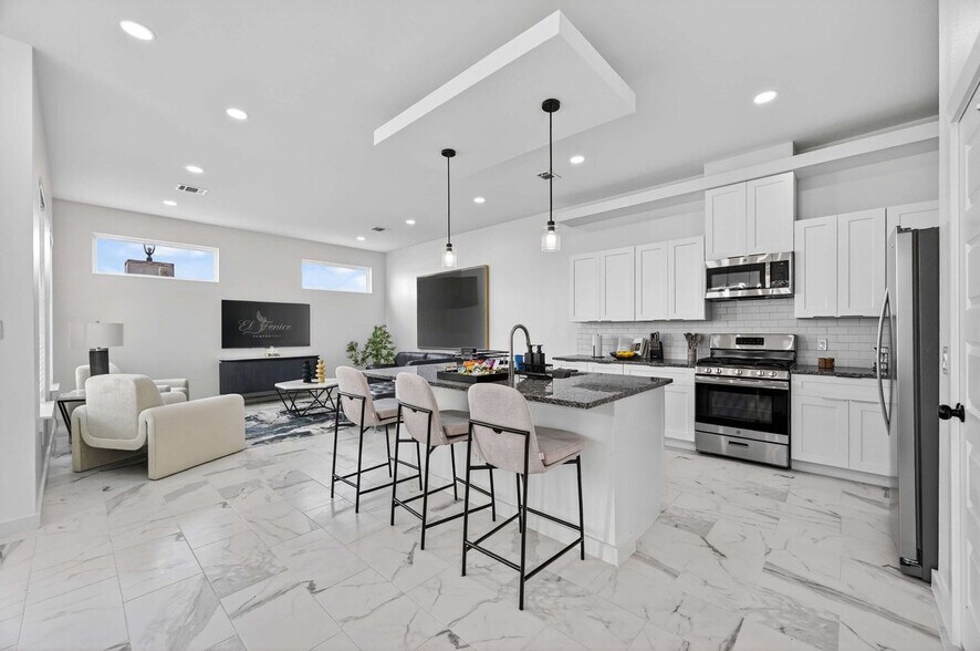 Building Photo - 2909 El Fenice Ln