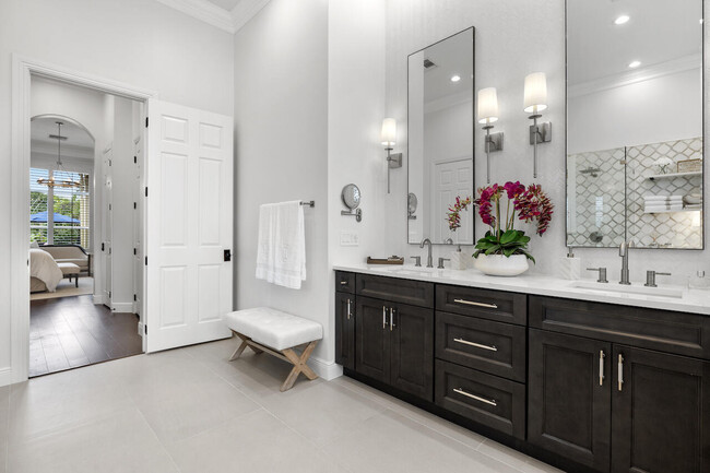Building Photo - 15385 Meadow Wood Dr