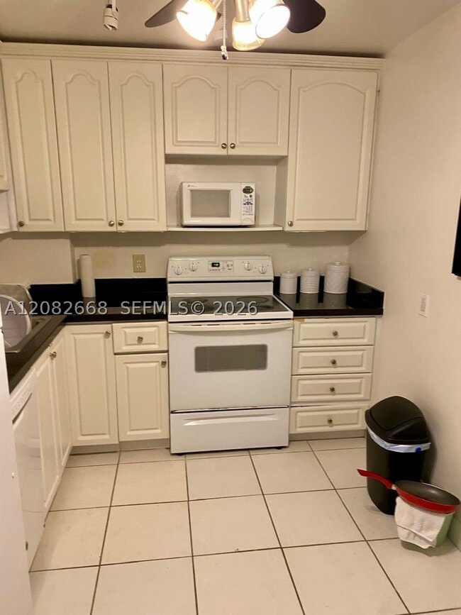 Building Photo - 100 Bayview Dr