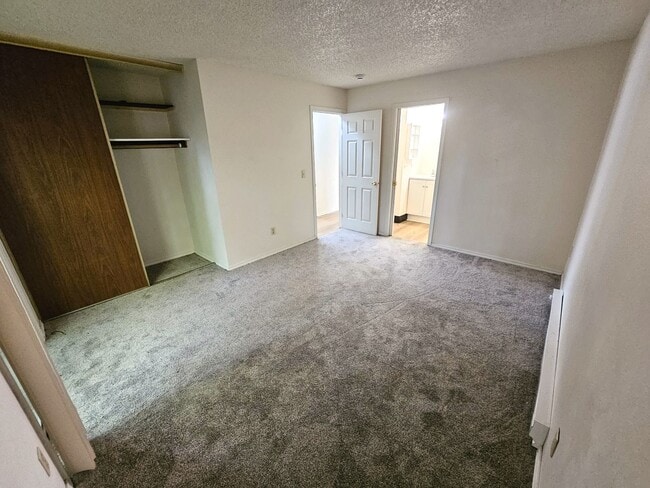 Building Photo - Updated 3 Bedroom, 1 Bath Apt in 4-Plex - ...