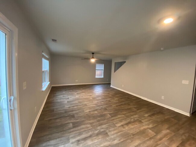 Building Photo - Welcome to a move-in ready haven!!!