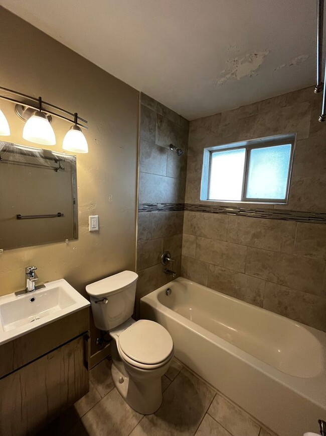 Building Photo - Updated Two Bed One Bath Duplex in Edgewater