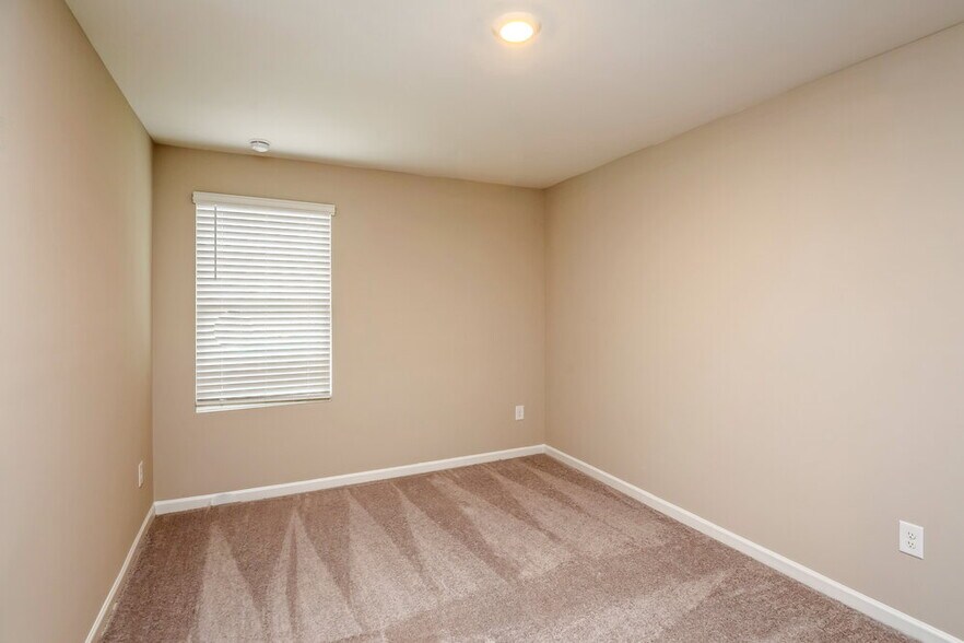 Building Photo - 265 Pond Ct