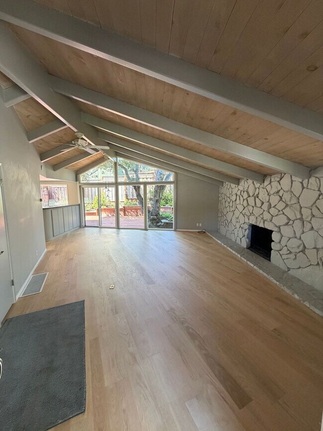 Building Photo - Charming Residence in Belmont