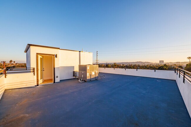 Building Photo - 1658 S. Hayworth Ave