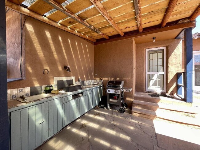 Building Photo - 1506 W Alameda St