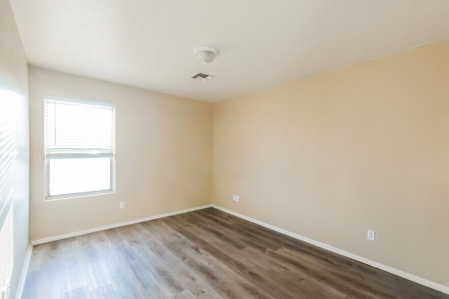 Building Photo - 7816 S 48th Dr