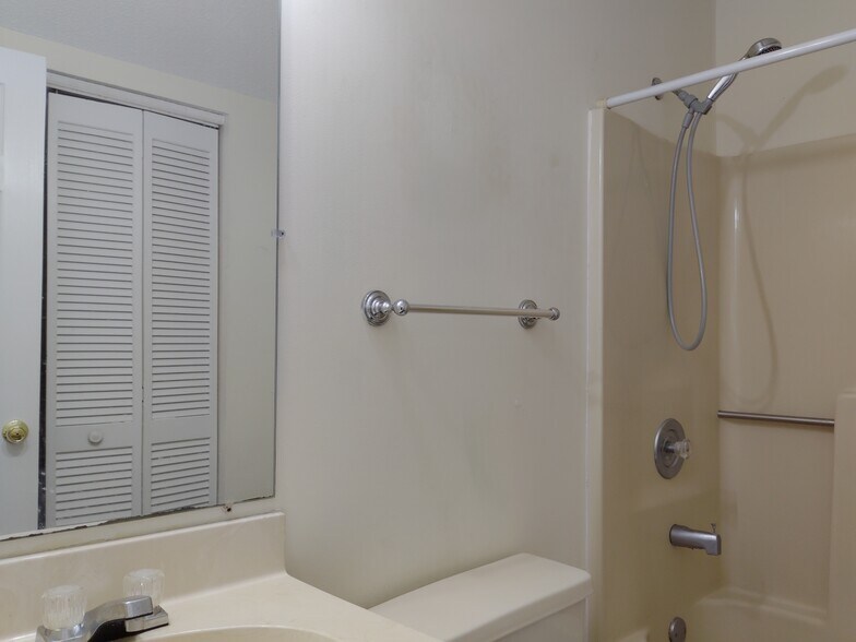 Building Photo - 510 Fairwood Lakes Dr