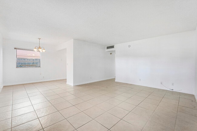 Primary Photo - 541 Saxony Dr