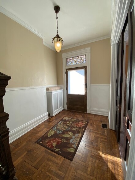 Foyer or office space - 410 Fairfield Ave
