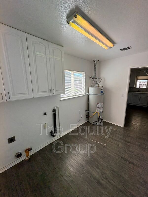 Building Photo - 473 W Deodar Ln