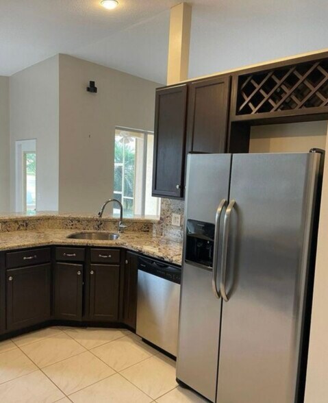 Building Photo - 895 SW Lake Charles Cir