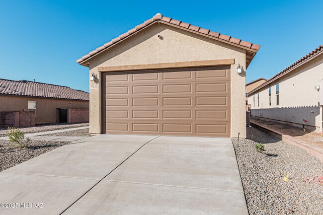 Building Photo - 9253 N Agave Gold Rd