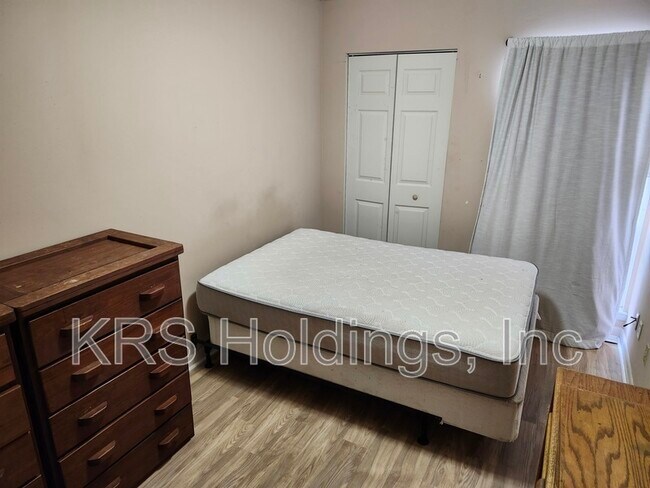 Building Photo - 1305 Bradley Dr