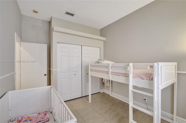 Building Photo - 930 Bluewood Terrace