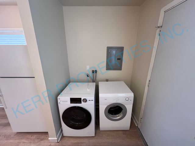 Building Photo - FREE RENT! Charming 2-Bed Duplex in Vibrant SE Portland – Cozy 660 Sq Ft Gem!