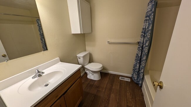 Building Photo - 2 bedroom 1 bath single level duplex