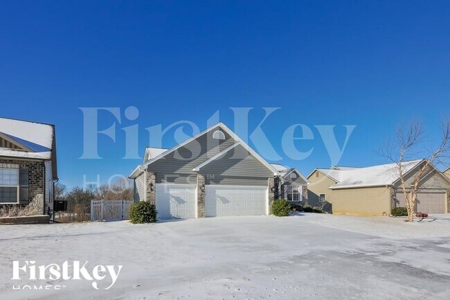 Building Photo - 221 Lonepine Dr