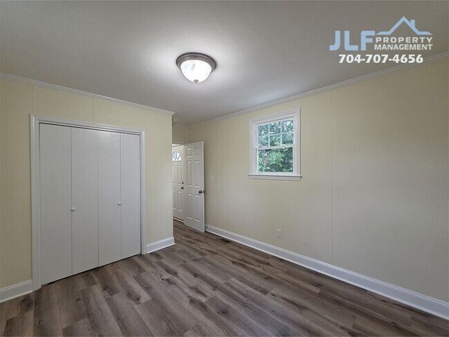 Building Photo - Fully Renovated 2 Bed/1 Bath Ranch in Salisbury!