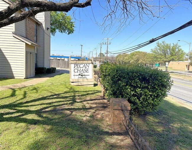 Building Photo - 1600 Pecan Chase Cir