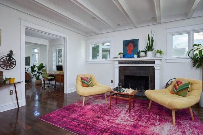 Building Photo - Sunny, Spacious, & Spectacular