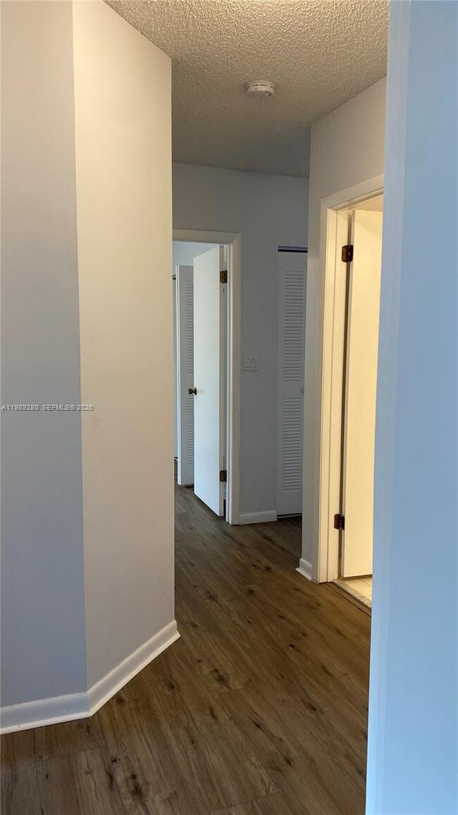 Building Photo - 543 Racquet Club Rd