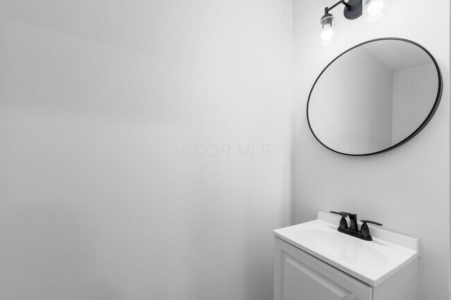 Building Photo - 905 Carpenter St