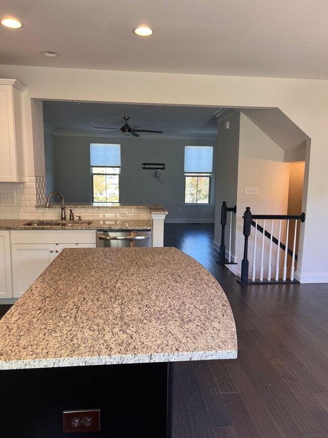 Building Photo - 818 Oval Park Ln