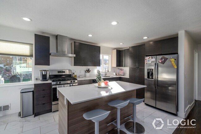 Building Photo - Stunning Home in Cottonwood Heights!!