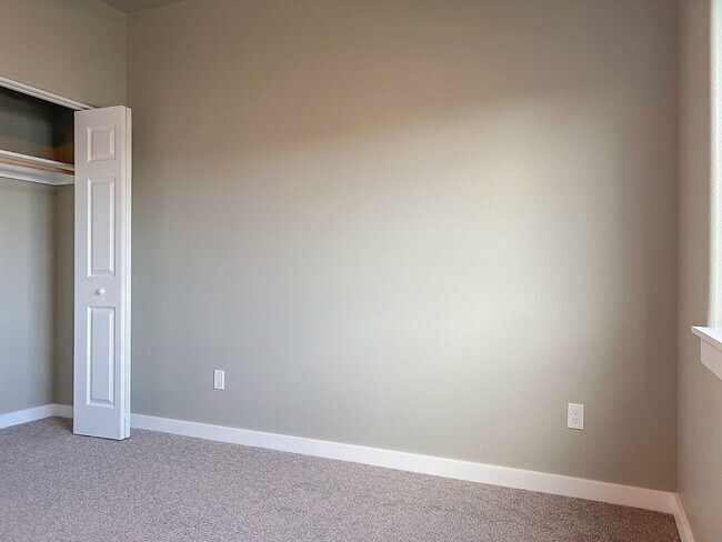 Building Photo - Pet Friendly 2 bed/ 1.5 bath unit at Soldier Ridge!