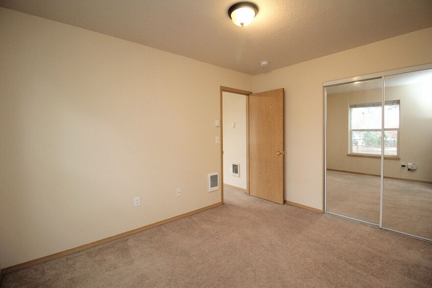 Building Photo - 6731 N Albina Ave