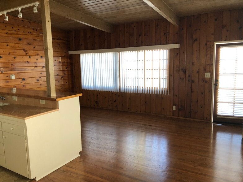 Building Photo - 3802 The Strand