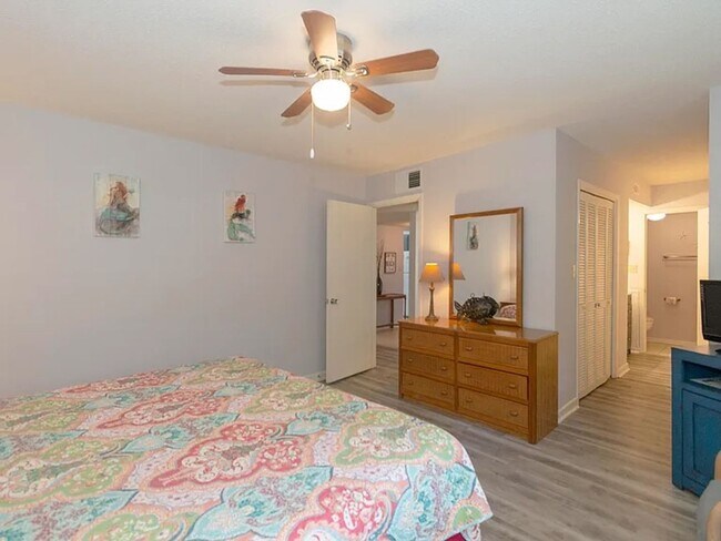 Building Photo - Gorgeous Condo Located in the Seascape com...