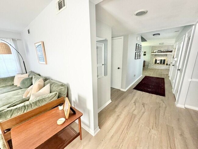 Building Photo - 129 Raintree Blvd