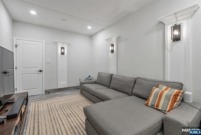 Building Photo - 765 6th Ave