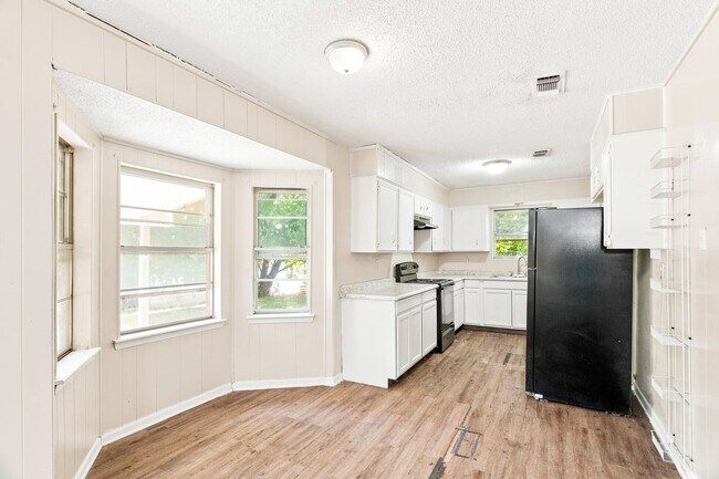 Building Photo - 2312 Hunt Dr