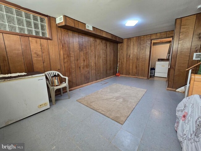 Building Photo - 647 Artwood Dr