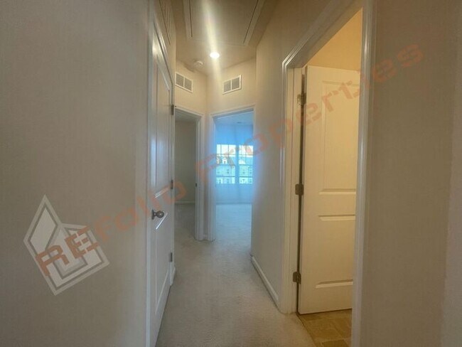 Building Photo - Luxury 3 Story 4 BD/3.5 Bath Townhome @ Sm...