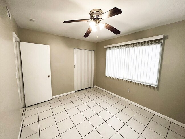 Nice bedroom with closet - 419 Ocean Ave