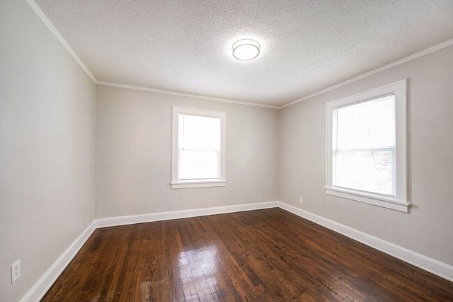 Building Photo - 2-bedroom, 1-bathroom duplex is located in...